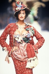 552225628_VivienneWestwood1995WomenRTW63.thumb.jpg.cc190d675aa3f6cff4ba84532cf89681.jpg