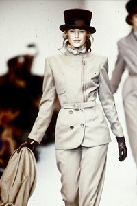 554360307_Valentino1993WomenRTW114.thumb.jpg.b3dd82a98ae37851330371f5d65bfe81.jpg