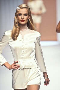 568462970_Valentino1995WomenRTW101.thumb.jpg.53ace3a5221ae64629fc05cbc792e8cb.jpg