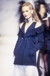 573613880_KarlLagerfeld1993WomenRTW2.thumb.jpg.5ee98f3c80c3dc304bced1de47c8d411.jpg