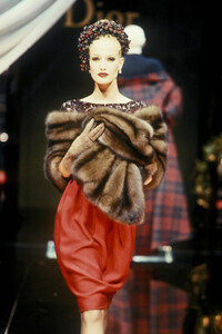 575681817_ChristianDior1995HauteCouture67.thumb.jpg.17b8295b5a90ff5322a33a30f2a9a5ae.jpg