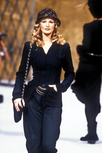 578681544_Chanel1993HauteCouture119.thumb.jpg.9dfc23b53219e4e7bb803c252f9070e5.jpg