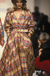 599034745_OscardeLaRentaSpring19927.thumb.jpg.9820d93bf300403560f66e048f788b02.jpg