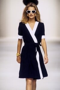 605322215_Givenchy1993WomenRTW94.thumb.jpg.454acba451fa48d0ccecf84e27658681.jpg