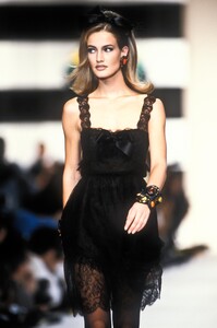 610850900_Chanel1991WomenRTW151.thumb.jpg.a7a2806e70dd2d62d5e5a179ce098f8e.jpg