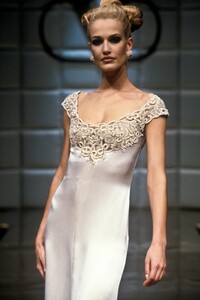 627120037_Valentino1995HauteCouture134.thumb.jpg.96aeffc45ec587f6ea06c3c9b42f455e.jpg