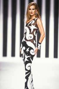 627687105_Valentino1992WomenRTW147.thumb.jpg.71f2fe54430580bc68b0951863a03c27.jpg