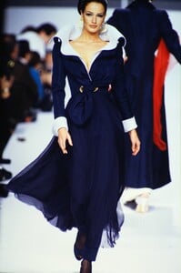 628406700_lanvin-hc-spring-1992(3).thumb.jpg.5bbc963951091b7e03d4b53dcf4b2446.jpg