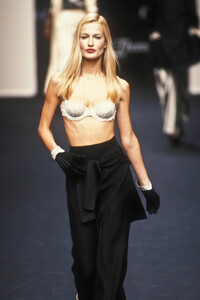 638072077_ChantalThomass1995WomenRTW65.thumb.jpg.086a35e8f8a50b9367a5fb4a423807e6.jpg