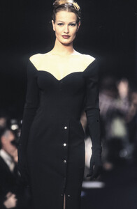 63814215_Lanvin1993WomenRTW120.thumb.jpg.b71664c7b9a6108084d5a81eb73ada54.jpg