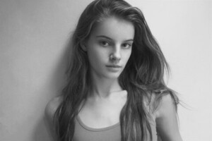 helen looijse 13731c9194215384d6f7b02d887e3cc2--model-polaroids-modeling-poses.jpg