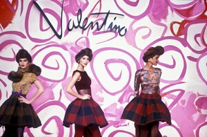 656338451_Valentino1991HauteCouture43.thumb.jpg.4462e566d64bb4d3635cd9eae726d32a.jpg