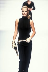 660022894_ChristianDior1995WomenRTW132.thumb.jpg.7308cb8b51fe28b7c2c81c237d382b04.jpg