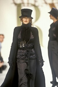 683113977_Valentino1993WomenRTW74.thumb.jpg.50fc7e2361e36c9d5a85a3d7601e8579.jpg