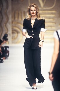 701174844_Valentino1993WomenRTW233.thumb.jpg.aedb1ed53147e73fb74ac37b3b6299f0.jpg