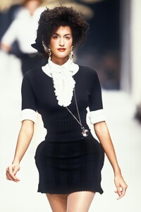 702934429_VivienneWestwood1995WomenRTW3.thumb.jpg.6c68ccba9ac037b9b61572dd75bfbfa9.jpg