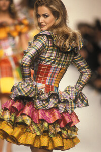 712614307_OscardeLaRentaSpring19926.thumb.jpg.f836329932d8485c046520b949542fd8.jpg