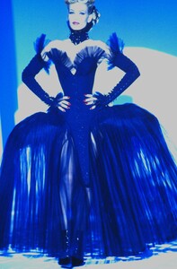 715152821_thierry-mugler-hc-fall-1992(16).thumb.jpg.517daebc3ee76d2f8c9a10fd3a75389a.jpg