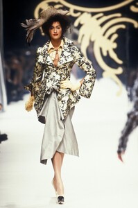 724452197_VivienneWestwood1995WomenRTW22.thumb.jpg.e1faa9f964f54bd6ca1b9c979bdf29ca.jpg