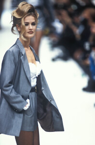 725188768_Byblos1992WomenRTW9.thumb.jpg.432e87afb06aee0810af05c14daa60b1.jpg