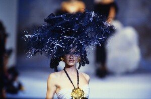 733331871_chanel-hc-ss-1992(28).thumb.jpg.461e77a186183d8aaad19338eabc5177.jpg