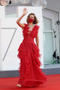 Arizona+Muse+Miss+Marx+Red+Carpet+77th+Venice+6FqOxue1--qx.jpg