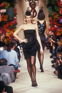 741631616_YvesSaintLaurent1995HauteCouture153.thumb.jpg.6a32fa5fedf1858a3226b8ce249d6300.jpg