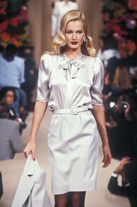 771651644_YvesSaintLaurent1995HauteCouture9.thumb.jpg.5eac0e01a3255bad6d1c64d99a78d410.jpg