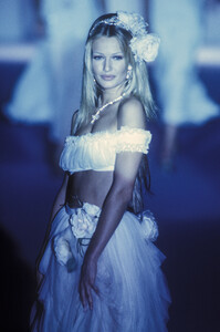 779309374_Blumarine1993WomenRTW119.thumb.jpg.5ffa0f09f1c99559ddd409c2665a3fe6.jpg