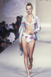 793997979_Blumarine1997WomenRTW3.thumb.jpg.091e75602b3cc36c4fcacbf3f1aa6b27.jpg