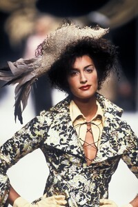 810342827_VivienneWestwood1995WomenRTW25.thumb.jpg.719de2e1e89c7972a7527061f860df8a.jpg