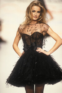 820406827_OscardeLaRentaSpring199216.thumb.jpg.11febaa6fe0078435fd8fdf1629fd071.jpg