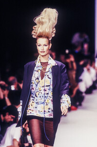 822379391_KarlLagerfeld1994WomenRTW152.thumb.jpg.1c10d3069e5a7aac58e474ae66d788e4.jpg