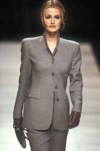 824218072_GiorgioArmani1992WomenRTW50.thumb.jpg.fac4beec44d7c793edc3626274b151e9.jpg