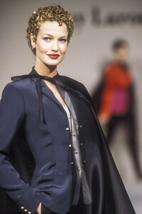 826558092_GuyLaroche1994HauteCouture43.thumb.jpg.65f0638deaa498119919e65d3f1892e9.jpg