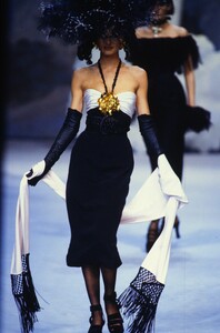 83031336_chanel-hc-ss-1992(21).thumb.jpg.a6831182240a3fd464b37ca66d3b51f8.jpg