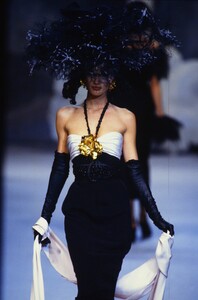 846540928_chanel-hc-ss-1992(19).thumb.jpg.29702bb4adf16dafca452f246a97f28f.jpg