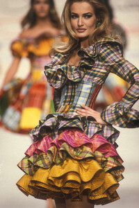 859954186_OscardeLaRentaSpring19925.thumb.jpg.b8bfe692cc4d5f79ff98c300af03ebc6.jpg