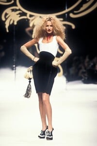 86297401_VivienneWestwood1995WomenRTW37.thumb.jpg.852591912b26318aaf2e14652d946698.jpg