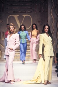 887068255_Valentino1993WomenRTW72.thumb.jpg.b327952573d6f323360fb046d0a7e312.jpg