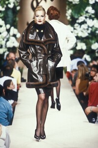 893964162_YvesSaintLaurent1995HauteCouture21.thumb.jpg.57880e5a60b3e6491d759d2c09104155.jpg