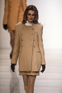 908445968_GiorgioArmani1991Fall2.thumb.jpg.8ed4c5aecd6f0c042deb16e63be02a0e.jpg