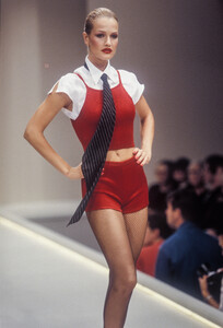909470509_Krizia1995WomenRTW53.thumb.jpg.9f428666d25e2da753f204e953409790.jpg