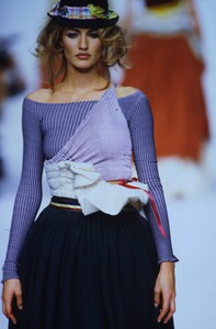 916940563_john-galliano-ss-1991(2).thumb.jpg.048f5f60b243f80868650276705814bd.jpg