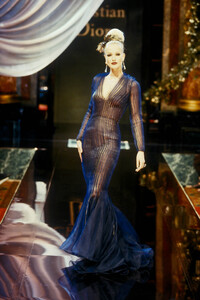 927903788_ChristianDior1995HauteCouture73.thumb.jpg.16db2b5620e446d9ec90c853e0920bd2.jpg