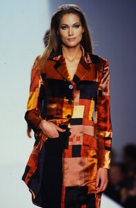 929134506_bill-blass-fw-1997(13).thumb.jpg.ac5326da37725ee489757efe1cda3394.jpg