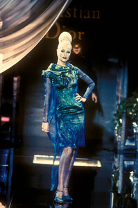 945831119_ChristianDior1995HauteCouture126.thumb.jpg.82cb704bad21b80c2f6e2e37a9e2b446.jpg