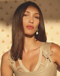 Bella Hadid 2.jpg