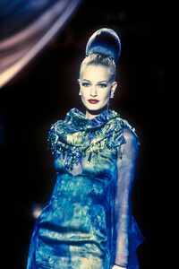 979270509_ChristianDior1995HauteCouture127.thumb.jpg.18d251eef575b54357a38a1520651a26.jpg