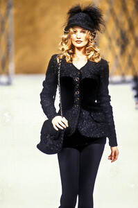 980461472_Chanel1993HauteCouture161.thumb.jpg.e89ccf82b753f7e2f02d4f3bfde73981.jpg